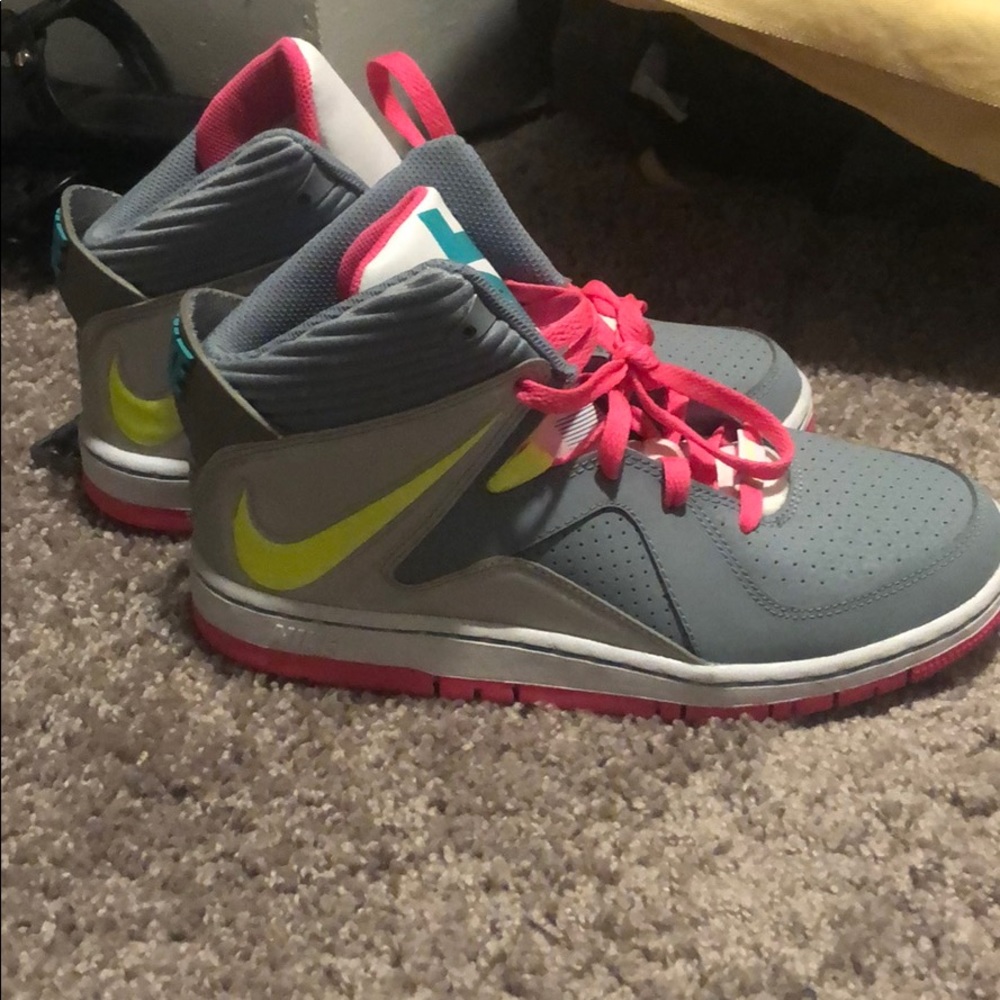 Nike Court Invader